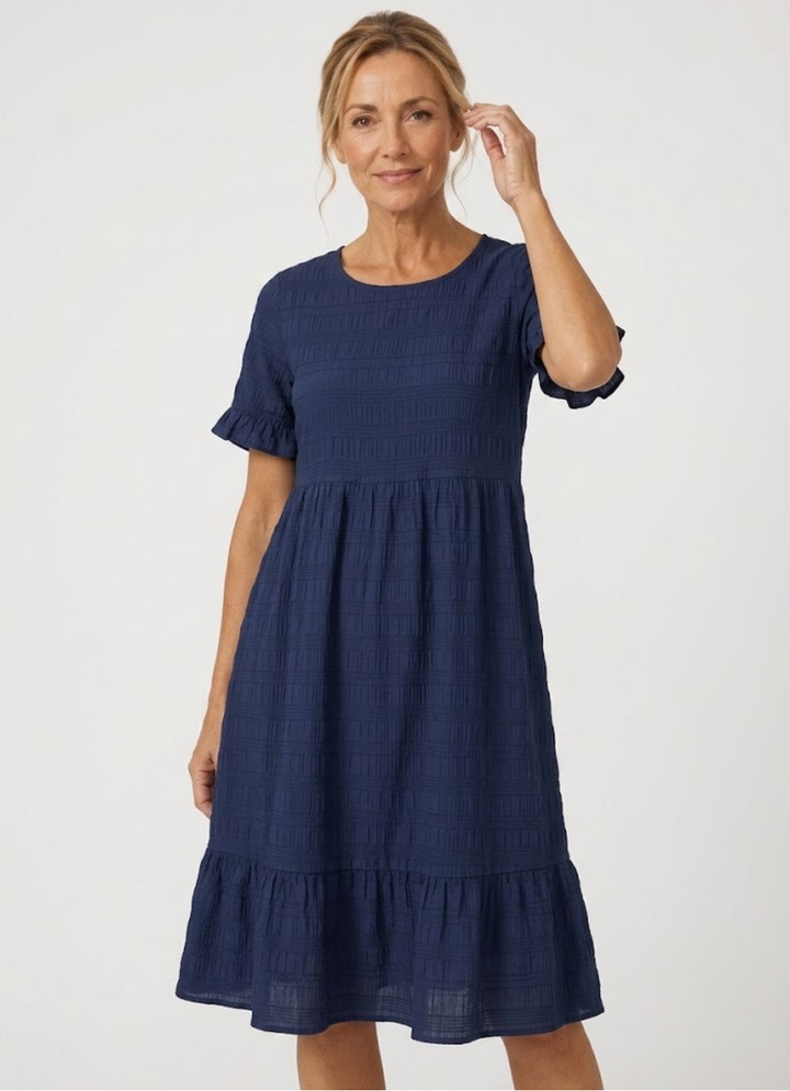 Adrienne | Robe évasée texturée, col rond et manches courtes