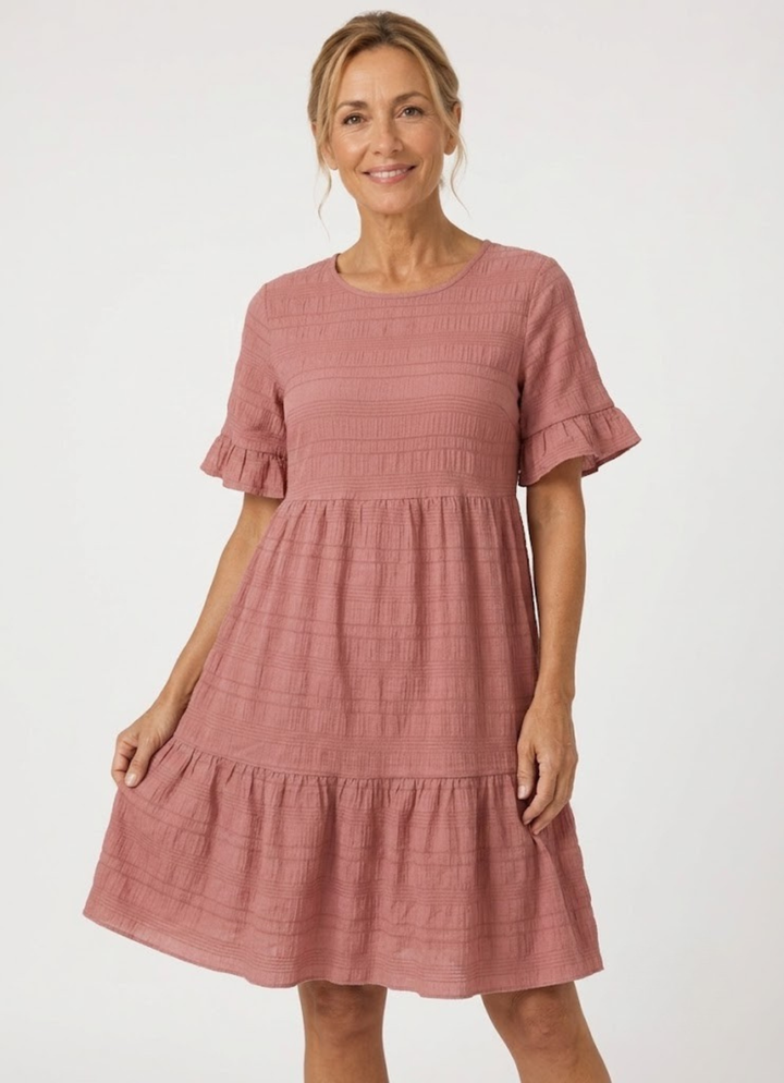 Adrienne | Robe évasée texturée, col rond et manches courtes