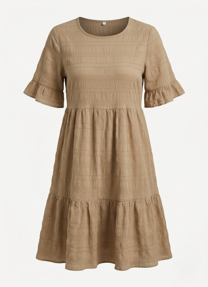 Adrienne | Robe évasée texturée, col rond et manches courtes