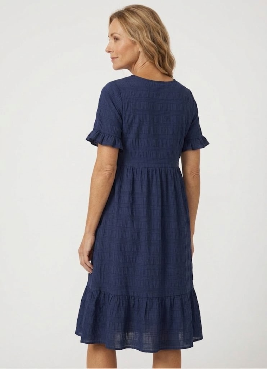 Adrienne | Robe évasée texturée, col rond et manches courtes
